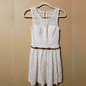Junior Womens size 3 petite cream embroidered summer dress
